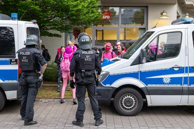 Polizeieinsatz bei Montagsdemo des ?Team Menschenrechte? und Gegendemo in N?rnberg, N?rnberg, 02.06.2025-stock-foto