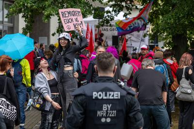 Polizeieinsatz bei Montagsdemo des ?Team Menschenrechte? und Gegendemo in N?rnberg, N?rnberg, 02.06.2025-stock-foto