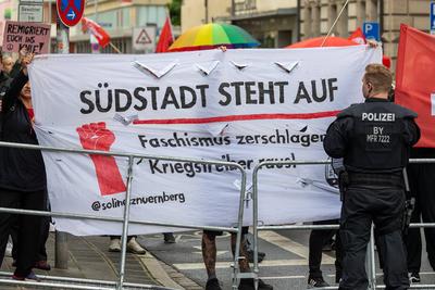 Polizeieinsatz bei Montagsdemo des ?Team Menschenrechte? und Gegendemo in N?rnberg, N?rnberg, 02.06.2025-stock-foto