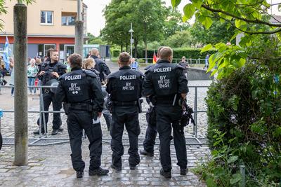 Polizeieinsatz bei Montagsdemo des ?Team Menschenrechte? und Gegendemo in N?rnberg, N?rnberg, 02.06.2025-stock-foto
