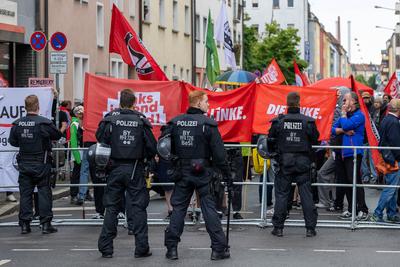 Polizeieinsatz bei Montagsdemo des ?Team Menschenrechte? und Gegendemo in N?rnberg, N?rnberg, 02.06.2025-stock-foto