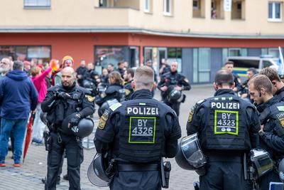 Polizeieinsatz bei Montagsdemo des ?Team Menschenrechte? und Gegendemo in N?rnberg, N?rnberg, 02.06.2025-stock-foto