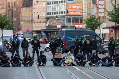 Polizeieinsatz bei Montagsdemo des ?Team Menschenrechte? und Gegendemo in N?rnberg, N?rnberg, 02.06.2025-stock-foto