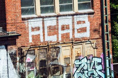 ACAB, Graffiti an einer alten Fabrikwand. umstrittene Anti-Polizei-Parole, N?rnberg, Juni 2025-stock-photo