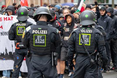 Polizeieinsatz bei Montagsdemo des ?Team Menschenrechte? und Gegendemo in N?rnberg, N?rnberg, 02.06.2025-stock-foto