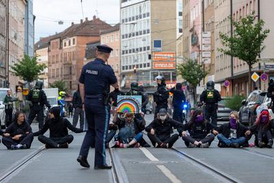 Polizeieinsatz bei Montagsdemo des ?Team Menschenrechte? und Gegendemo in N?rnberg, N?rnberg, 02.06.2025-stock-foto