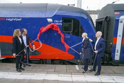 Michael Peterson Vorstand DB Personenfernverkehr mit Sabine Stock OEBB-Vorstaendin Personenverkehr mit Eva-Maria Tschentscher Ehefrau von Peter Tschentscher SPD, Erster Buergermeister von Hamburg, bei der praesentation des neuen Nightjets City of Hamburg bei der Taufe am Bahnhof Hamburg-Altona. Die Deutsche Bahn DB und die ?sterreichische Bundesbahn ?BB haben den neuen Nachtzug von Hamburg nach Wien vorgestellt.02.06.2025 Hamburg Deutschland *** Michael Peterson Member of the Management Board DB Passenger Transport with Sabine Stock OEBB Chairwoman Passenger Transport with Eva Maria Tschentscher Wife of Peter Tschentscher SPD, First Mayor of Hamburg, at the presentation of the new Nightjet City of Hamburg at the naming ceremony at-stock-foto