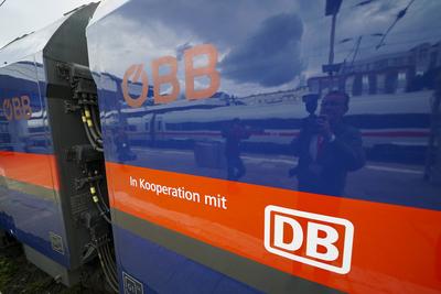 Logos DB und OEBB am Zug bei der praesentation des neuen Nightjets City of Hamburg bei der Taufe am Bahnhof Hamburg-Altona. Die Deutsche Bahn DB und die ?sterreichische Bundesbahn ?BB haben den neuen Nachtzug von Hamburg nach Wien vorgestellt.02.06.2025 Hamburg Deutschland *** Logos DB and OEBB on the train at the presentation of the new Nightjet City of Hamburg at the naming ceremony at Hamburg Altona station Deutsche Bahn DB and the Austrian Federal Railways ?BB have presented the new night train from Hamburg to Vienna 02 06 2025 Hamburg Germany-stock-foto