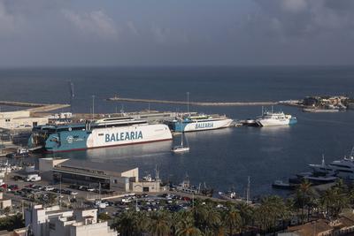Blick auf den Hafen mit zwei F?hren und einem Segelboot von Denia von der Burg von Denia. Die gasbetriebenen F?hren fahr-stock-foto