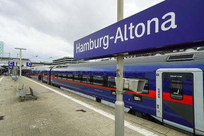 Schild Bahnstein Hamburg Altona bei der praesentation des neuen Nightjets City of Hamburg bei der Taufe am Bahnhof Hamburg-Altona. Die Deutsche Bahn DB und die ?sterreichische Bundesbahn ?BB haben den neuen Nachtzug von Hamburg nach Wien vorgestellt.02.06.2025 Hamburg Deutschland *** Sign Bahnstein Hamburg Altona at the presentation of the new Nightjet City of Hamburg at the naming ceremony at Hamburg Altona station Deutsche Bahn DB and the Austrian Federal Railways ?BB have presented the new night train from Hamburg to Vienna 02 06 2025 Hamburg Germany-stock-foto