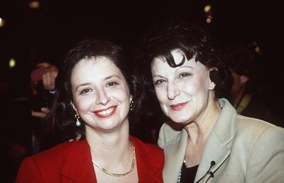 Bildnummer: 56762825  Datum: 01.01.1992  Copyright: imago/teutopressFranca Magnani mit Tochter Sabina 01/92 te Frau Medien Journalismus dunkelhaarig seri?s Blazer Schmuck Kette stehend l?chelnd dunkel halb quer People 03 xmk x0x 1992 quer  56762825 Date 01 01 1992 Copyright Imago teutopress Franca Magnani with Daughter Sabina 01 92 Te Woman Media Journalism dark haired seriously Blazer Jewellery Chain standing smiling dark half horizontal Celebrities 03 xmk x0x 1992 horizontal-stock-foto