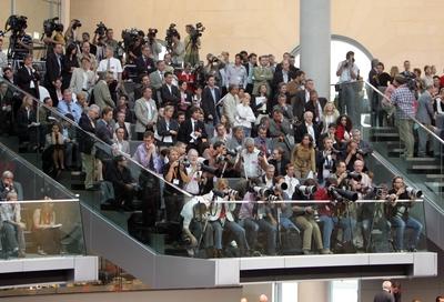 Vertrauensfrage im Bundestag Die ueberfuellte Pressetribuene waehrend der Rede von Bundeskanzler G-stock-foto