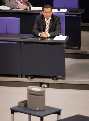 Bundeskanzler Gerhard Schroeder SPD wartet auf den Beginn der namentlichen Abstimmung ueber sein-stock-foto
