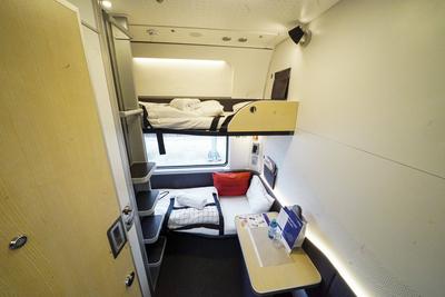 Innenansicht Zug Abteil bei der praesentation des neuen Nightjets City of Hamburg bei der Taufe am Bahnhof Hamburg-Altona. Die Deutsche Bahn DB und die ?sterreichische Bundesbahn ?BB haben den neuen Nachtzug von Hamburg nach Wien vorgestellt.02.06.2025 Hamburg Deutschland *** Interior view of the train compartment at the presentation of the new Nightjet City of Hamburg at the naming ceremony at Hamburg Altona station Deutsche Bahn DB and the Austrian Federal Railways ?BB have presented the new night train from Hamburg to Vienna 02 06 2025 Hamburg Germany-stock-foto