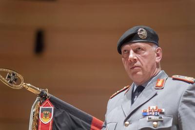 Kommandowechsel Oberst Klaus Finck in den Ruhestand verabschiedet Generalmajor Andreas Henne. Wechsel an der Spitze des-stock-photo