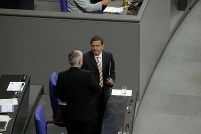 Bildnummer: 52591960  Datum: 01.07.2005  Copyright: imago/Christian ThielGerhard Schr?der (re., Deutschland/SPD/Bundeskanzler) und Joschka Fischer (Deutschland/B?ndnis90/Die Gr?nen/Au?enminister) anl?sslich der Abstimmung zur Vertrauensfrage der Bundesregierung im Deutschen Bundestag - Berlin, Personen , pessimistisch; 2005, Berlin, Politik, B?ndnis 90; , quer, Kbdig, Totale, Vogelperspektive, Perspektive, Randbild, PeopleBildnummer 52591960 Date 01 07 2005 Copyright Imago Christian Thiel Gerhard Schr?der right Germany SPD Federal Chancellor and Joschka Fischer Germany B?ndnis90 the Greens Foreign Minister during the Vote to Confidence the Federal government in German Bundestag Berlin People pessimistic 2005 Berlin politics Alliance 90 horizontal Kbdig long shot birds eye view Perspective Edge image Celebrities-stock-foto
