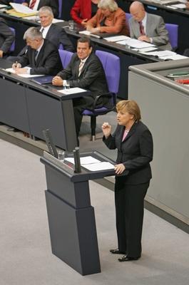 Die CDU Vorsitzende Angela MERKEL waehrend ihrer Rede im Bundestag Hinten erste Reiche v r Bundes-stock-foto