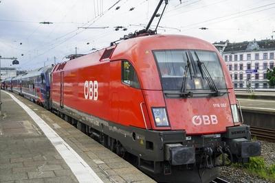 Aussenansicht Zug Lokomotive Oesterreichische Bundesbahn ?BB Logo bei der praesentation des neuen Nightjets City of Hamburg bei der Taufe am Bahnhof Hamburg-Altona. Die Deutsche Bahn DB und die ?sterreichische Bundesbahn ?BB haben den neuen Nachtzug von Hamburg nach Wien vorgestellt.02.06.2025 Hamburg Deutschland *** Exterior view train locomotive Austrian Federal Railways ?BB logo at the presentation of the new Nightjet City of Hamburg at the naming ceremony at Hamburg Altona station Deutsche Bahn DB and the Austrian Federal Railways ?BB have presented the new night train from Hamburg to Vienna 02 06 2025 Hamburg Germany-stock-foto