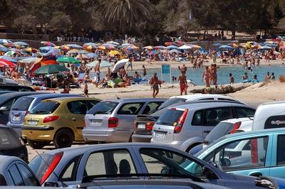 Bildnummer: 50960103  Datum: 01.08.2005  Copyright: imago/SommerTouristenansturm auf einen Badestrand an der K?ste von Ibiza, Landschaft; 2004, Ibiza, Badestr?nde, Strand, Str?nde, Strandurlauber, Menschenmenge, Parkplatz, Parkpl?tze, Urlauber, Tourist, Touristen, Massentourismus, Badeurlaub, PKW, Fahrzeug, Fahrzeuge,; , quer, Kbdig, Totale, Meer, K?ste, Spanien,  , Reisen, Europa / Personen / Balearen; Aufnahmedatum gesch?tzt-stock-foto