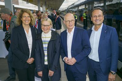 Michael Peterson Vorstand DB rechts Personenfernverkehr mit Sabine Stock OEBB-Vorstaendin Personenverkehr lks mit Eva-Maria Tschentscher Ehefrau von Peter Tschentscher SPD, Erster Buergermeister von Hamburg, bei der praesentation des neuen Nightjets City of Hamburg bei der Taufe am Bahnhof Hamburg-Altona. Die Deutsche Bahn DB und die ?sterreichische Bundesbahn ?BB haben den neuen Nachtzug von Hamburg nach Wien vorgestellt.02.06.2025 Hamburg Deutschland *** Michael Peterson Board Member DB long-distance passenger transport right with Sabine Stock OEBB Chairwoman Passenger Transport left with Eva Maria Tschentscher wife of Peter Tschentscher SPD, First Mayor of Hamburg, at the presentation of the new Nightjet City of Hamburg at the na-stock-foto
