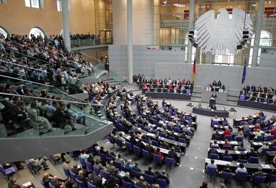 Uebersicht waehrend der Rede von Bundeskanzler Gerhard Schroeder SPD im Bundestag Schroeder st-stock-foto