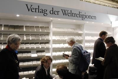 Bildnummer: 60076414  Datum: 10.10.2007  Copyright: imago/epdStand des Verlages der Weltreligionen vom Suhrkamp-Insel-Verlag am 10.10.07 auf der Buchmesse in Frankfurt am Main. Auf der weltgr??ten B?cherschau pr?sentieren bis Sonntag 7.448 Aussteller aus 108 L?ndern - so viele Teilnehmer wie nie zuvor - knapp 400.000 Produkte. Katalonien, der diesj?hrige Ehrengast, ist mit rund 150 Autoren vertreten. Insgesamt haben sich 1.000 Autoren angesagt. Die Veranstalter rechnen mit etwa 300.000 Besuchern. DER ABDRUCK DES EPD-FOTOS IST HONORARPFLICHTIG! Verlag der Weltreligionen auf der Frankfurter Buchmesse 08 Gesellschaft xsp x0x 2007 quer Europa Deutschland Hessen Frankfurt am Main Kultur Literatur Religionen Wirtschaft Messen Buchmesse  60076414 Date 10 10 2007 Copyright Imago epd stand the Publishing House the World religions of Suhrkamp Island Verlag at 10 10 07 on the Book Fair in Frankfurt at Main on the world Books review present until Sunday 7 448 Exhibitors out 108 Countries as many Participants like never before scarce 400 000 Products Catalonia the This year Guest of Honour is with Around 150 Authors represented a whole have to 1 000 Authors announced the Organizers Arithmetic with about 300 000 Visitors the Imprint the epd Photos is  Verlag the World religions on the Frankfurt Book Fair 08 Society xsp x0x 2007 horizontal Europe Germany Hesse Frankfurt at Main Culture Literature Religions Economy trade Fairs Book Fair-stock-photo