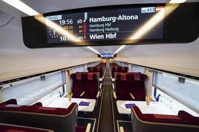 Innenansicht Zug Abteil bei der praesentation des neuen Nightjets City of Hamburg bei der Taufe am Bahnhof Hamburg-Altona. Die Deutsche Bahn DB und die ?sterreichische Bundesbahn ?BB haben den neuen Nachtzug von Hamburg nach Wien vorgestellt.02.06.2025 Hamburg Deutschland *** Interior view of the train compartment at the presentation of the new Nightjet City of Hamburg at the naming ceremony at Hamburg Altona station Deutsche Bahn DB and the Austrian Federal Railways ?BB have presented the new night train from Hamburg to Vienna 02 06 2025 Hamburg Germany-stock-foto