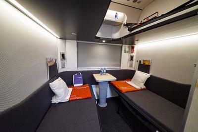 Innenansicht Zug Abteil bei der praesentation des neuen Nightjets City of Hamburg bei der Taufe am Bahnhof Hamburg-Altona. Die Deutsche Bahn DB und die ?sterreichische Bundesbahn ?BB haben den neuen Nachtzug von Hamburg nach Wien vorgestellt.02.06.2025 Hamburg Deutschland *** Interior view of the train compartment at the presentation of the new Nightjet City of Hamburg at the naming ceremony at Hamburg Altona station Deutsche Bahn DB and the Austrian Federal Railways ?BB have presented the new night train from Hamburg to Vienna 02 06 2025 Hamburg Germany-stock-foto
