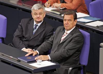 Bundeskanzler Gerhard Schroeder (r) , SPD , und Bundesaussenminister Joschka Fischer , Gruene , waehrend einer Bundesta-stock-foto