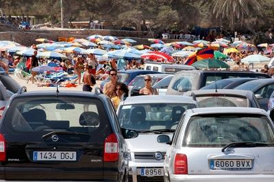 Bildnummer: 50960110  Datum: 01.08.2005  Copyright: imago/SommerTouristenansturm auf einen Badestrand an der K?ste von Ibiza, Personen; 2004, Ibiza, Badestr?nde, Strand, Str?nde, Strandurlauber, Menschenmenge, Parkplatz, Parkpl?tze, Urlauber, Tourist, Touristen, Massentourismus, Badeurlaub, PKW, Fahrzeug, Fahrzeuge,; , quer, Kbdig, Totale, Spanien,  , Reisen, Europa / Landschaft / Balearen; Aufnahmedatum gesch?tzt-stock-foto