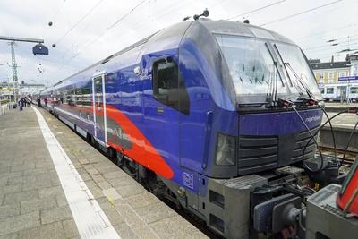 Aussenansicht Zug Lokomotive Oesterreichische Bundesbahn ?BB Logo bei der praesentation des neuen Nightjets City of Hamburg bei der Taufe am Bahnhof Hamburg-Altona. Die Deutsche Bahn DB und die ?sterreichische Bundesbahn ?BB haben den neuen Nachtzug von Hamburg nach Wien vorgestellt.02.06.2025 Hamburg Deutschland *** Exterior view train locomotive Austrian Federal Railways ?BB logo at the presentation of the new Nightjet City of Hamburg at the naming ceremony at Hamburg Altona station Deutsche Bahn DB and the Austrian Federal Railways ?BB have presented the new night train from Hamburg to Vienna 02 06 2025 Hamburg Germany-stock-foto