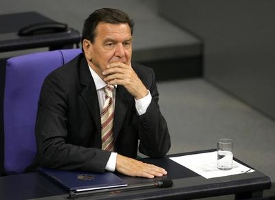 Bildnummer: 51043698  Datum: 01.07.2005  Copyright: imago/momentphoto/BonssBundeskanzler Gerhard Schr?der (GER/SPD) sitzt nachdenklich auf seinem Platz, nachdem er dem Deutschen Bundestag die Vertrauensfrage gestellt hat - Berlin, Personen , pessimistisch , Nachdenklichkeit , Ratlosigkeit; 2005, Berlin, Politiker, Bundesregierung, Kanzler, Deutscher, Sitzung, Sitzungen, Bundestagssitzung, Bundestagssitzungen; , quer, Kbdig, Einzelbild, close, Bundespolitik, Politik, Deutschland, Randbild, People-stock-foto