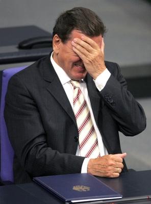 Bundeskanzler Gerhard Schr?der (GER/SPD) h?lt die Hand vor die Augen nachdem er die Vertrauensfrage gestellt hat im Deu-stock-photo