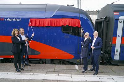 Michael Peterson Vorstand DB Personenfernverkehr mit Sabine Stock OEBB-Vorstaendin Personenverkehr mit Eva-Maria Tschentscher Ehefrau von Peter Tschentscher SPD, Erster Buergermeister von Hamburg, bei der praesentation des neuen Nightjets City of Hamburg bei der Taufe am Bahnhof Hamburg-Altona. Die Deutsche Bahn DB und die ?sterreichische Bundesbahn ?BB haben den neuen Nachtzug von Hamburg nach Wien vorgestellt.02.06.2025 Hamburg Deutschland *** Michael Peterson Member of the Management Board DB Passenger Transport with Sabine Stock OEBB Chairwoman Passenger Transport with Eva Maria Tschentscher Wife of Peter Tschentscher SPD, First Mayor of Hamburg, at the presentation of the new Nightjet City of Hamburg at the naming ceremony at-stock-foto