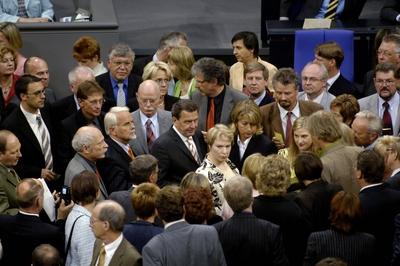 Bildnummer: 52591950  Datum: 01.07.2005  Copyright: imago/Christian ThielGerhard Schr?der (Mitte, Deutschland/SPD/Bundeskanzler),  anl?sslich der Abstimmung zur Vertrauensfrage der Bundesregierung im Deutschen Bundestag - Berlin, Personen; 2005, Berlin, Politik,; , quer, Kbdig, Totale, Vogelperspektive, Perspektive, Randbild, PeopleBildnummer 52591950 Date 01 07 2005 Copyright Imago Christian Thiel Gerhard Schr?der centre Germany SPD Federal Chancellor during the Vote to Confidence the Federal government in German Bundestag Berlin People 2005 Berlin politics horizontal Kbdig long shot birds eye view Perspective Edge image Celebrities-stock-foto