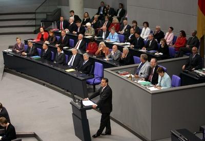 Bundeskanzler Gerhard Schr?der (GER/SPD) stellt die Vertrauensfrage im Deutschen Bundestag-stock-foto