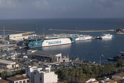 Blick auf den Hafen mit zwei F?hren und einem Segelboot von Denia von der Burg von Denia. Die gasbetriebenen F?hren fahr-stock-foto