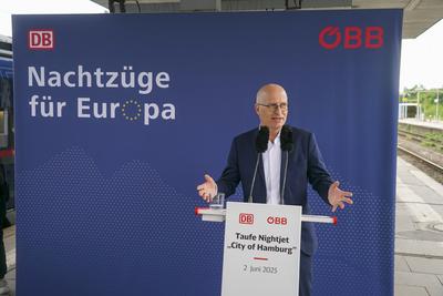 Peter Tschentscher SPD, Erster Buergermeister von Hamburg, bei der praesentation des neuen Nightjets City of Hamburg bei der Taufe am Bahnhof Hamburg-Altona. Die Deutsche Bahn DB und die ?sterreichische Bundesbahn ?BB haben den neuen Nachtzug von Hamburg nach Wien vorgestellt.02.06.2025 Hamburg Deutschland *** Peter Tschentscher SPD, First Mayor of Hamburg, at the presentation of the new Nightjet City of Hamburg at the naming ceremony at Hamburg Altona station Deutsche Bahn DB and the Austrian Federal Railways ?BB have presented the new night train from Hamburg to Vienna 02 06 2025 Hamburg Germany-stock-foto