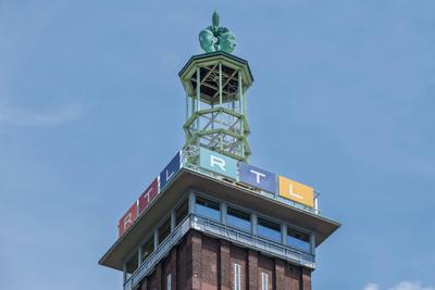 Der K?lner Messeturm mit dem markanten RTL-Logo ? ein architektonisches Wahrzeichen und zugleich Symbol f?r die Pr?senz der Medienlandschaft am Rhein. *** The Cologne Trade Fair Tower with the striking RTL logo - an architectural landmark and at the same time a symbol of the presence of the media landscape on the Rhine.-stock-foto