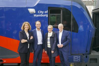 Michael Peterson Vorstand DB Personenfernverkehr mit Sabine Stock OEBB-Vorstaendin Personenverkehr mit Eva-Maria Tschentscher Ehefrau von Peter Tschentscher SPD, Erster Buergermeister von Hamburg, bei der praesentation des neuen Nightjets City of Hamburg bei der Taufe am Bahnhof Hamburg-Altona. Die Deutsche Bahn DB und die ?sterreichische Bundesbahn ?BB haben den neuen Nachtzug von Hamburg nach Wien vorgestellt.02.06.2025 Hamburg Deutschland *** Michael Peterson Member of the Management Board DB Passenger Transport with Sabine Stock OEBB Chairwoman Passenger Transport with Eva Maria Tschentscher Wife of Peter Tschentscher SPD, First Mayor of Hamburg, at the presentation of the new Nightjet City of Hamburg at the naming ceremony at-stock-foto