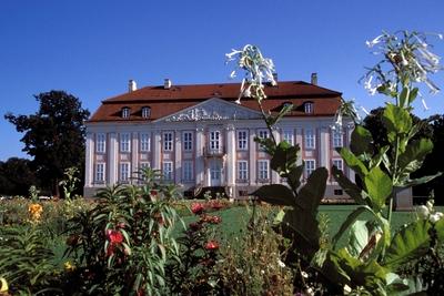 Bildnummer: 50060288  Datum: 15.07.2001  Copyright: imago/SteinachSchloss Tierpark Schloss Friedrichsfelde, Geb?ude, au?en, Au?enansicht; 2001, Berlin, Tierpark, Ausflugsziel, Sehensw?rdigkeit, Schl?sser; , quer, Kbdia, Totale, Architektur, Kunst, Deutschland, ohne, Reise, Europa; Aufnahmedatum gesch?tzt-stock-foto