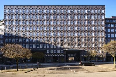 DEU DEUTSCHLAND HAMBURG Geb?ude der Sprinkenhof AG im Hamburger Kontorhausviertel im Abendlicht-stock-photo