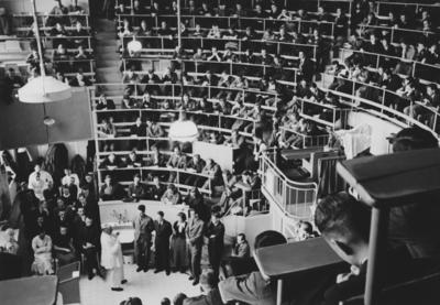 Professor Ferdinand Sauerbruch unterh?lt sich mit Medizinstudenten im H?rsaal der Charite in Berlin, Deutschland ca. 193-stock-foto