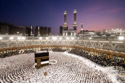 Muslim worshippers gather for prayers around the Kaaba, Islam's holiest shrine, at the Grand Mosque complex in the holy city of Mecca-stock-foto