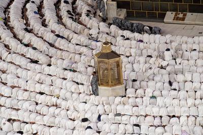Muslim worshippers gather for prayers around the Kaaba, Islam's holiest shrine, at the Grand Mosque complex in the holy city of Mecca-stock-foto