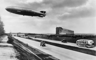 Luftschiff Hindenburg 05/10 teu Zeppelin LZ 129 Hindenburg ca. 1936 ?ber dem Flug- und Luftschiffhafen Rhein-Main an de-stock-foto