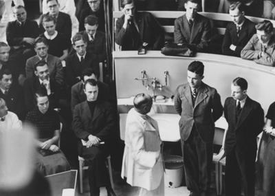 Professor Ferdinand Sauerbruch unterh?lt sich mit Medizinstudenten im H?rsaal der Charite in Berlin, Deutschland ca. 193-stock-foto