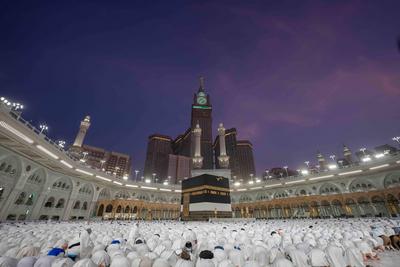 Muslim worshippers gather for prayers around the Kaaba, Islam's holiest shrine, at the Grand Mosque complex in the holy city of Mecca-stock-foto