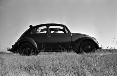 KdF Wagen Der Volkswagen Käfer, oder KdF Wagen, mit offenem Dach auf einer Teststrecke bei Wolfsburg, Deutschland 1930er-stock-foto