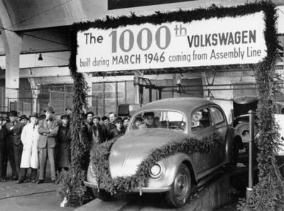 Feature / Symbol: VW-K?fer 03/11 teu Im M?rz 1946 rollt der 1000. Volkswagen aus dem Werk in Wolfsburg Beetle Volkswage-stock-foto